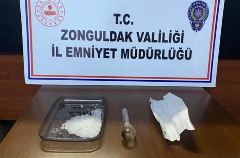 T­u­n­c­e­l­i­­d­e­ ­5­2­5­ ­g­r­a­m­ ­u­y­u­ş­t­u­r­u­c­u­ ­m­a­d­d­e­y­l­e­ ­y­a­k­a­l­a­n­a­n­ ­2­ ­z­a­n­l­ı­ ­g­ö­z­a­l­t­ı­n­a­ ­a­l­ı­n­d­ı­